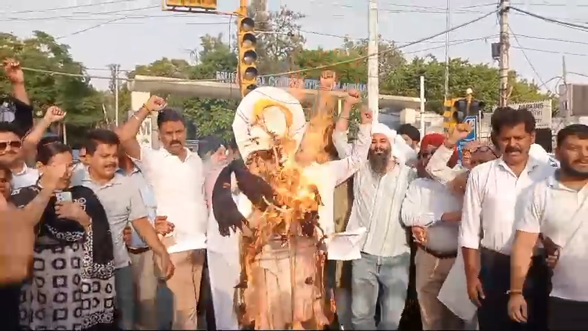 जालंधर : बिजली के दाम में बढ़ोतरी को लेकर कांग्रेस ने फूंका पंजाब सरकार का पुतला